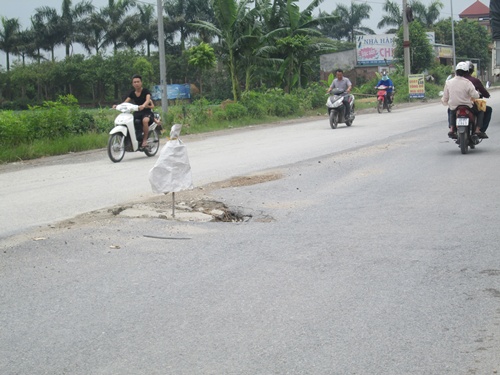 Hố ga nằm giữa đường