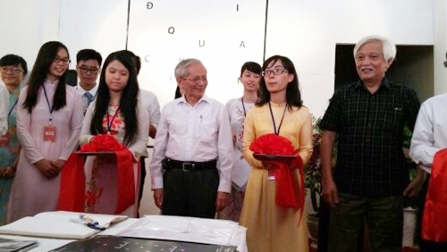 GS Phan Huy L&ecirc; v&agrave; nh&agrave; sử học Dương Trung Quốc tới dự triển l&atilde;m 