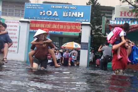 Lội bùn đi học Lội bùn đi học