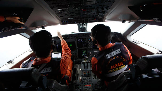 M&aacute;y bay MH370 chưa được t&igrave;m thấy. Trong ảnh l&agrave; phi c&ocirc;ng cứu hộ Nhật quan s&aacute;t mặt biển từ buồng l&aacute;i m&aacute;y bay t&igrave;m kiếm - Ảnh: Reuters 