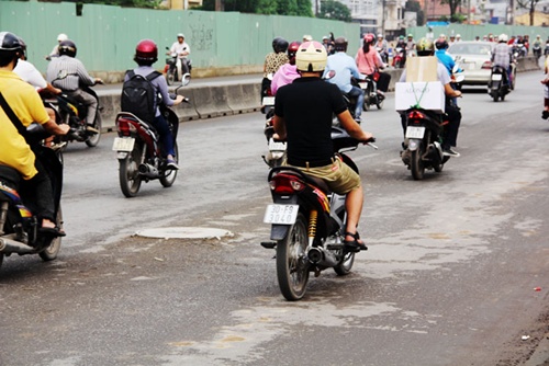 Nhiều người d&acirc;n đ&atilde; phản &aacute;nh về t&igrave;nh trạng hố ga nh&ocirc; l&ecirc;n khỏi mặt đường g&acirc;y nguy hiểm, nhất l&agrave; v&agrave;o ban đ&ecirc;m.