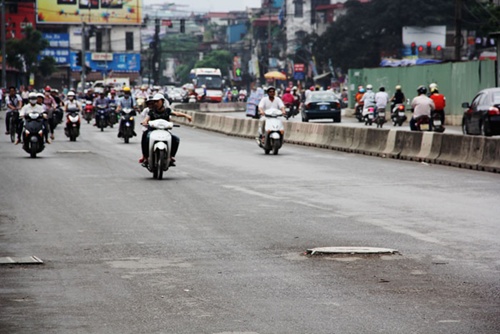 Với số lượng phương tiện tham gia giao th&ocirc;ng đ&ocirc;ng như đoạn đường Trường Chinh, việc xuất hiện hơn chục hố ga nh&ocirc; l&ecirc;n khỏi mặt đường c&agrave;ng l&agrave;m tăng sự nguy hiểm cho người tham gia giao th&ocirc;ng.