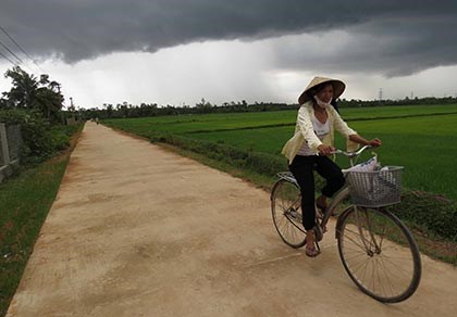 Người ngh&egrave;o bị bắt đ&oacute;ng tiền x&acirc;y dựng n&ocirc;ng th&ocirc;n