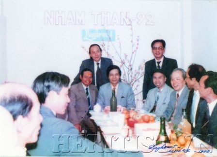 Đo&agrave;n chuy&ecirc;n gia Việt Nam trong bữa tiệc mừng Xu&acirc;n Nh&acirc;m Th&acirc;n (1992) của tại Laghouat, Alg&eacute;rie