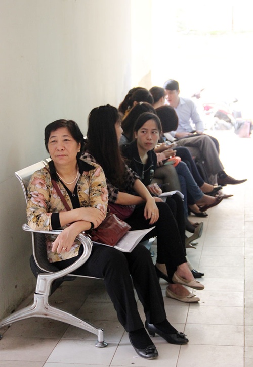Những người đến nộp muộn phải ngồi h&agrave;nh lang chờ 