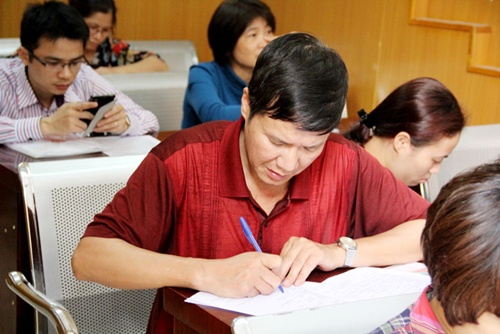 C&oacute; rất nhiều người d&acirc;n chờ nộp từ chiều 31/3 nhưng do hết giờ l&agrave;m việc n&ecirc;n phải k&eacute;o d&agrave;i đến s&aacute;ng 1 /4 mới nộp được
