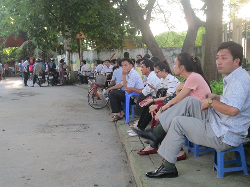 Phụ huynh ngồi chờ th&iacute; sinh b&ecirc;n ngo&agrave;i