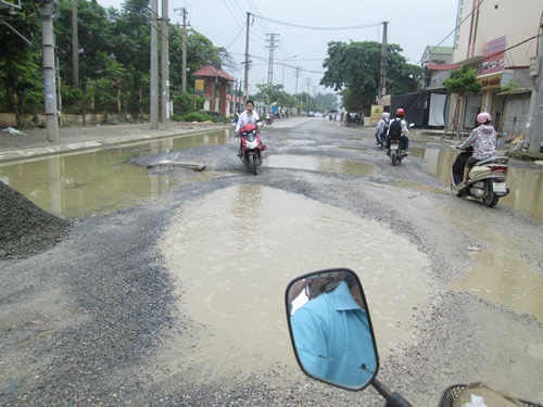 Người d&acirc;n phải khổ sở với con đường x&acirc;y hơn 10 năm chưa xong n&agrave;y