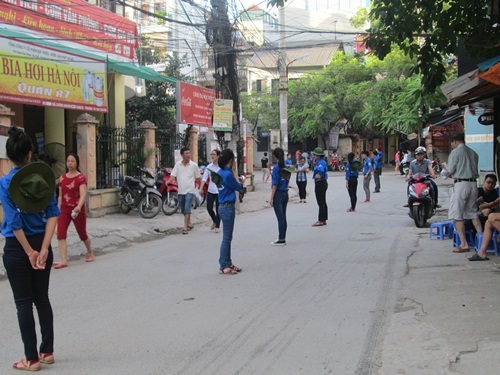 Sinh vi&ecirc;n t&igrave;nh nguyện đứng th&agrave;nh h&agrave;ng ph&acirc;n luồng giao th&ocirc;ng 