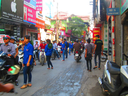 Sinh vi&ecirc;n t&igrave;nh nguyện c&oacute; mặt từ 5 giờ s&aacute;ng