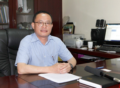 &Ocirc;ng Nguyễn Xu&acirc;n Vang từng học chuy&ecirc;n To&aacute;n, khối Phổ th&ocirc;ng ĐH KHTN, ĐH Quốc gia H&agrave; Nội. Sau đ&oacute; &ocirc;ng học Ngoại ngữ tại ĐH Ngoại ngữ H&agrave; Nội (nay l&agrave; ĐH H&agrave; Nội) v&agrave; l&agrave; Hiệu trưởng trường n&agrave;y, trước khi trở th&agrave;nh Cục trưởng cục Đ&agrave;o tạo với nước ngo&agrave;i, Bộ GD-ĐT.