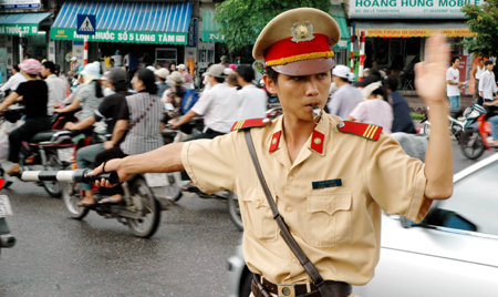 Tăng lương cho c&ocirc;ng an v&agrave; bộ đội
