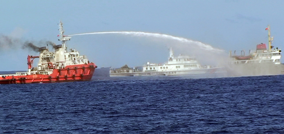 T&agrave;u Trung Quốc đ&acirc;m t&agrave;u Việt Nam