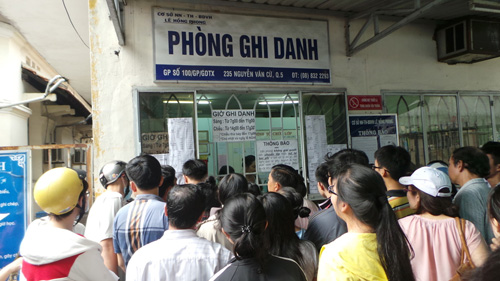 Thi ĐH 2014: Th&iacute; sinh hối hả &ocirc;n theo c&aacute;ch ra đề mới