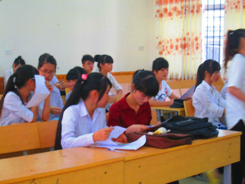Th&iacute; sinh l&agrave;m thủ tục dự thi ĐH 2014
