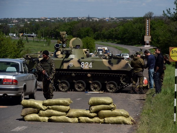 Tin mới nhất Ucraina: Binh sỹ Ukraine g&aacute;c tại trạm kiểm so&aacute;t gần th&agrave;nh phố Slavyansk
