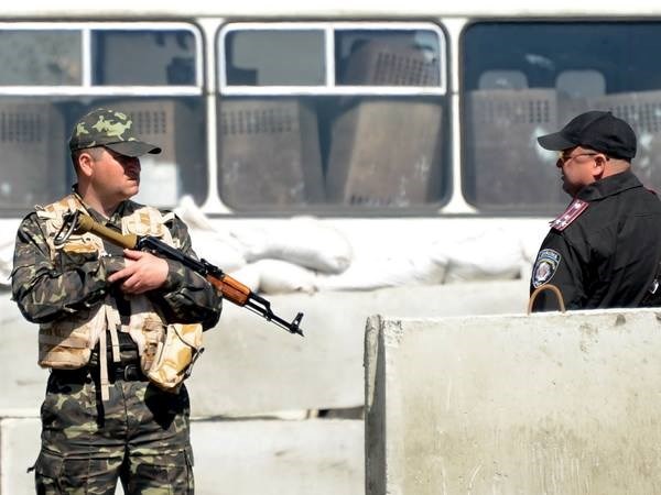 Binh sỹ Ukraine g&aacute;c tại một chốt kiểm so&aacute;t c&aacute;ch th&agrave;nh phố Slavyansk khoảng 30km ng&agrave;y 27/4. (Nguồn: AFP/TTXVN)