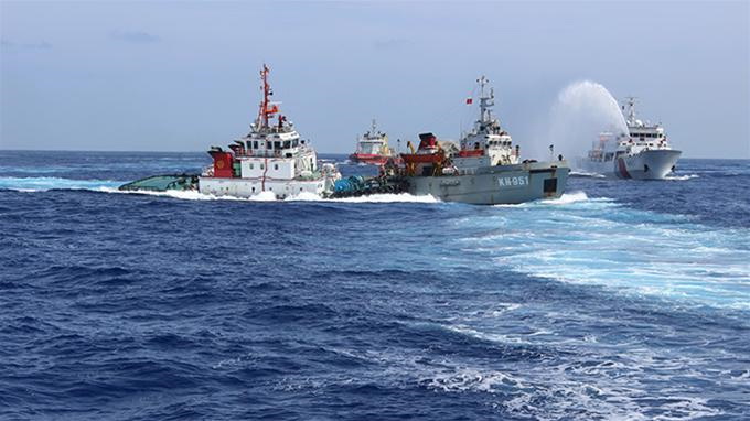 T&igrave;nh h&igrave;nh biển Đ&ocirc;ng 27/6: t&agrave;u Hữu Li&ecirc;n 9 tiếp tục gh&igrave;m chặt, kh&ocirc;ng cho t&agrave;u 951 quay trở được để cho t&agrave;u k&eacute;o 285 lấy đ&agrave; lao v&agrave;o, ph&iacute;a xa t&agrave;u hải tuần 11 d&ugrave;ng v&ograve;i rồng phun nước uy hiếp - 