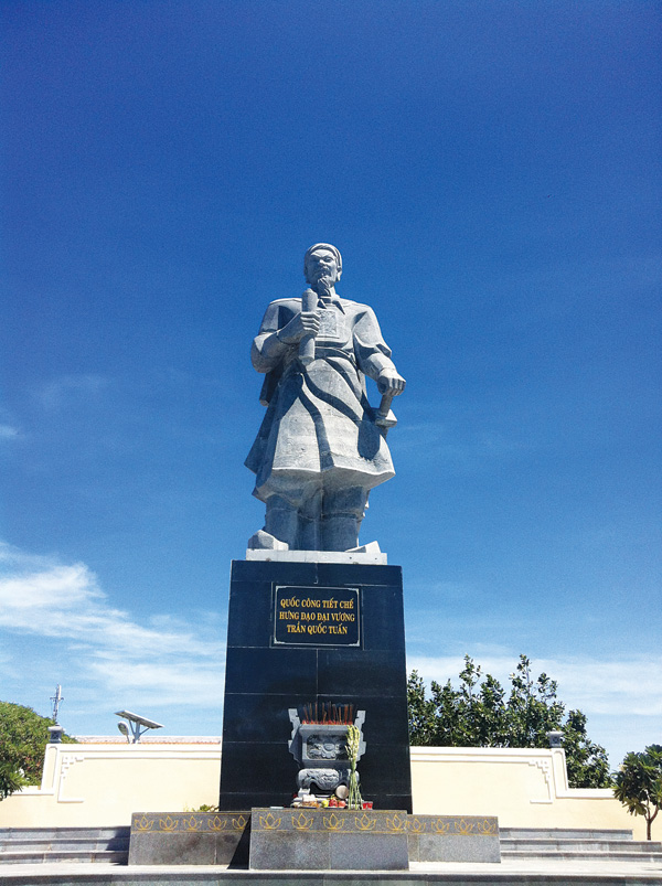 Tượng đài Hưng Đạo đại vương Trần Quốc Tuấn. Tượng đài Hưng Đạo đại vương Trần Quốc Tuấn.