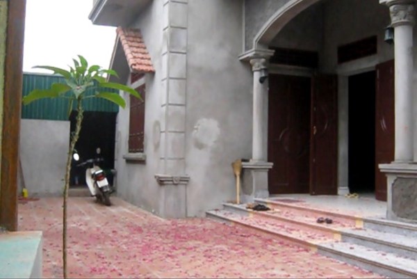 ... đến ngập s&acirc;n nh&agrave;. (Ảnh chụp từ clip)