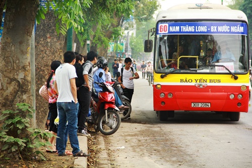 Xe bu&yacute;t phải...tr&aacute;nh xe &ocirc;m