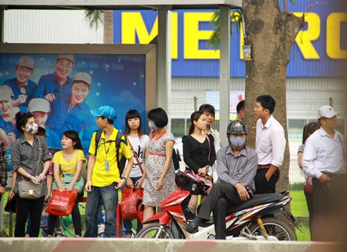 Xe &ocirc;m hi&ecirc;n ngang ngồi tr&ecirc;n l&ograve;ng đường, chắn lối xuống của kh&aacute;ch
