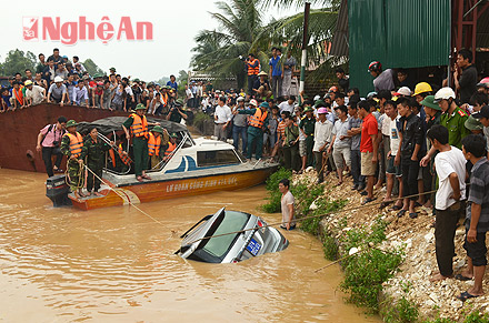 Xe Ph&oacute; Gi&aacute;m đốc sở lũ cuốn
