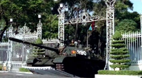 Xe tăng qu&acirc;n đội ta h&uacute;c đổ cổng dinh Độc Lập ng&agrave;y 30/4/1975