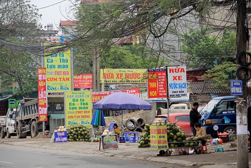 Vỉa h&egrave; ở đường Nguyễn Phong Sắc k&eacute;o d&agrave;i giờ đ&atilde; bị lấn chiếm để mở qu&aacute;n nước v&agrave; treo c&aacute;c biển quảng c&aacute;o 