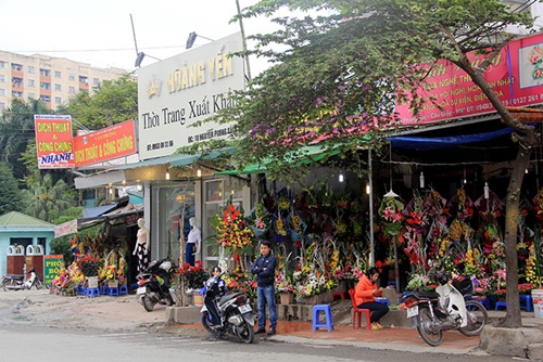 C&aacute;c cửa h&agrave;ng chiếm hết vỉa h&egrave; để kinh doanh tr&ecirc;n đường Nguyễn Phong Sắc k&eacute;o d&agrave;i 