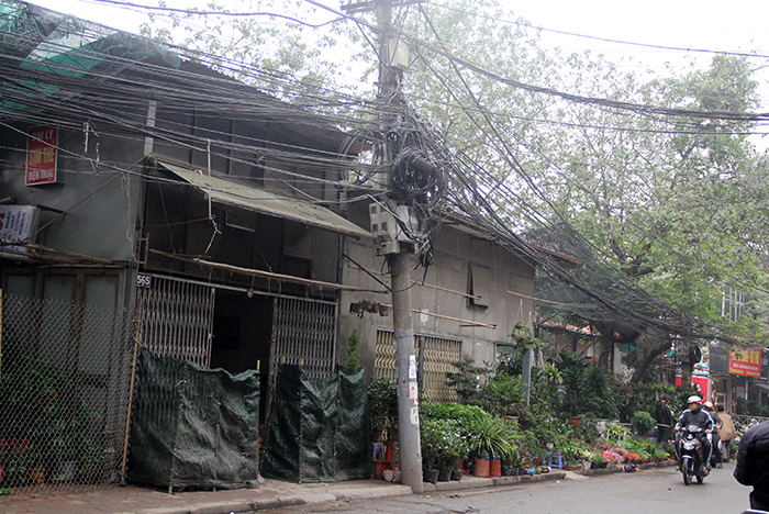 Ng&ocirc;i nh&agrave; kh&aacute; to v&agrave; rộng được dựng ngay tr&ecirc;n vỉa h&egrave;