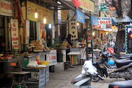 Đoạn đường L&ecirc; Duẩn hầu như vỉa h&egrave; được đưa v&agrave;o sử dụng với mục đ&iacute;ch bu&ocirc;n b&aacute;n