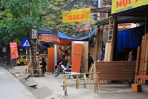 Đường Đ&ecirc; La Th&agrave;nh đ&atilde; chật hẹp nay c&agrave;ng chật hẹp hơn bởi sự b&agrave;nh trướng của h&agrave;ng của c&aacute;c hộ gia đ&igrave;nh