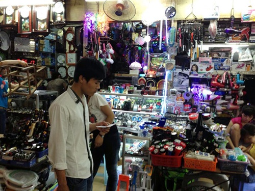 B&uacute;t gi&aacute; rẻ mang m&aacute;c &ldquo;Made in China&rdquo; b&agrave;y b&aacute;n tr&agrave;n lan c&oacute; thể bắt gặp ở chợ Đồng Xu&acirc;n, c&aacute;c tuyến phố Cầu Giấy, Hai B&agrave; Trưng&hellip;