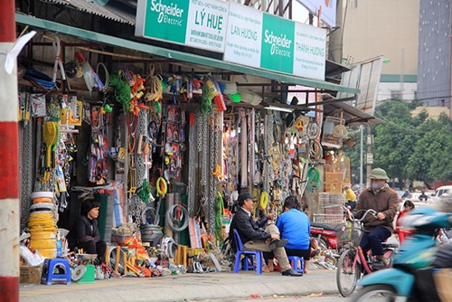 Đoạn ng&atilde; Tư Đ&ecirc; La Th&agrave;nh cũng kh&ocirc;ng c&ograve;n vỉa h&egrave; 
