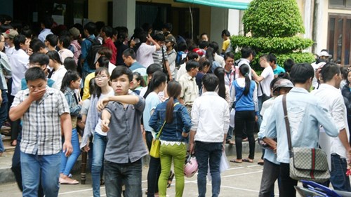 Chen lấn nộp hồ sơ ở ĐH Huế. Ảnh: Ngọc Văn Chen lấn nộp hồ sơ ở ĐH Huế. Ảnh: Ngọc Văn