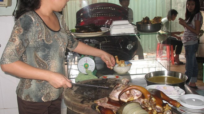 Mang vạ khi để ch&oacute; cảnh liếm v&agrave;o tay