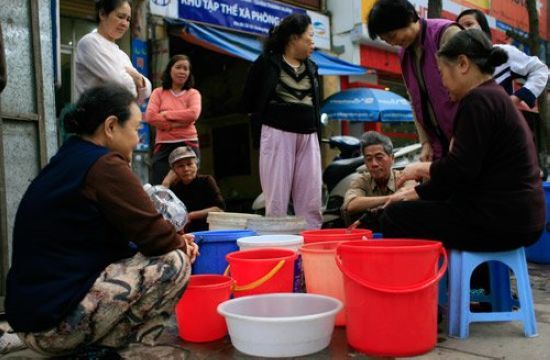 H&agrave; Nội tăng gi&aacute; nước nhưng c&oacute; giải quyết được t&igrave;nh trạng thiếu nước?