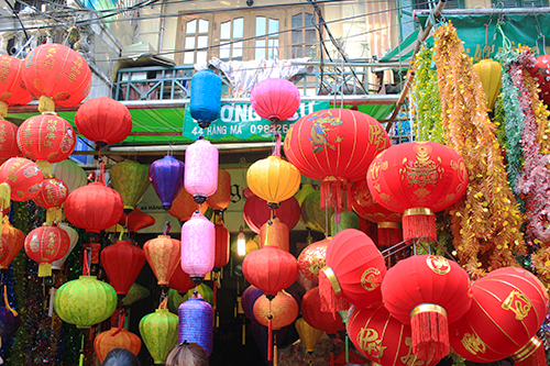 Đ&egrave;n lồng đ&oacute;n Tết