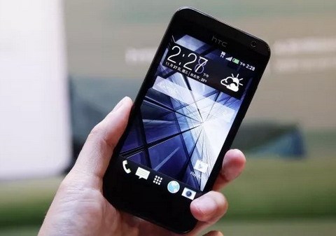 HTC Desire 300 giá 4,9 triệu đồng: Với kích thước màn hình là 4.3 inch, người dùng khá dễ dàng khi thao tác trên chiếc điện thoại này. Mặc dù độ phân giải chỉ có 480x800 pixel nhưng chất lượng hình ảnh và màu sắc vẫn khá tốt, khả năng trình chiếu video của Desire 300 cũng ở mức chấp nhận được.