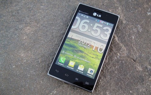 LG Optimus L5 Dual Giá: 2,9 triệu đồng: Máy có bộ xử lý Qualcomm đơn nhân tốc độ 800 MHz, 512MB RAM, bộ nhớ trong 2.5GB, có thể mở rộng lên 32GB nhờ thẻ nhớ. Thiết bị có gắn camera 5MP cùng hệ điều hành Android 4.0.4 được cài đặt sẵn.