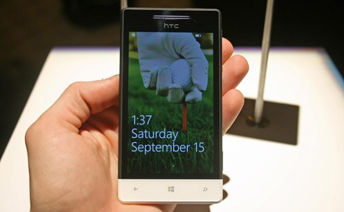 HTC 8S  Giá: 3,3 triệu đồng - được trang bị bộ xử lý Snapdragon S4 tốc độ 1 GHz, chip đồ họa Adreno 305, RAM 512 MB và bộ nhớ 4GB có thể mở rộng qua thẻ nhớ ngoài. Hệ điều hành cài đặt mặc định là Windows Phone 8 với giao diện LiveTiles người dùng thân thiện cùng nhiều ứng dụng phong phú đi kèm.