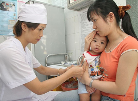 Phụ huynh không được xem thường tiêm chủng cho trẻ Phụ huynh không được xem thường tiêm chủng cho trẻ