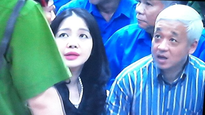 Cuộc trò chuyện cũng nhanh chóng phải kết thúc vì HĐXX vào tiếp tục làm việc với phần thẩm vấn siêu lừa Huỳnh Huyền Như.