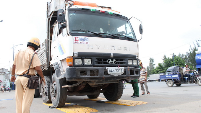 Xe quá tải bị kiểm tra Xe quá tải bị kiểm tra