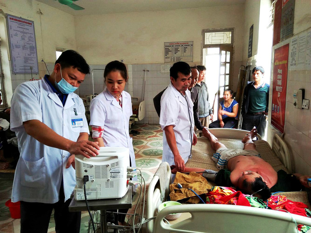 Nghệ An: Th&ecirc;m một trường hợp nguy kịch do uống rượu ng&acirc;m c&acirc;y rừng