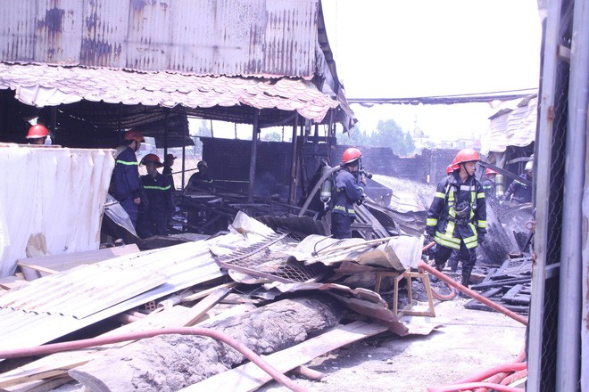 TP HCM: Xảy ra hỏa hoạn thi&ecirc;u rụi xưởng gỗ giữa trưa