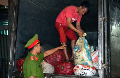 Ti&ecirc;u hủy 2,3 tấn mỡ động vật h&ocirc;i thối đang tr&ecirc;n đường v&agrave;o TP HCM để ti&ecirc;u thụ