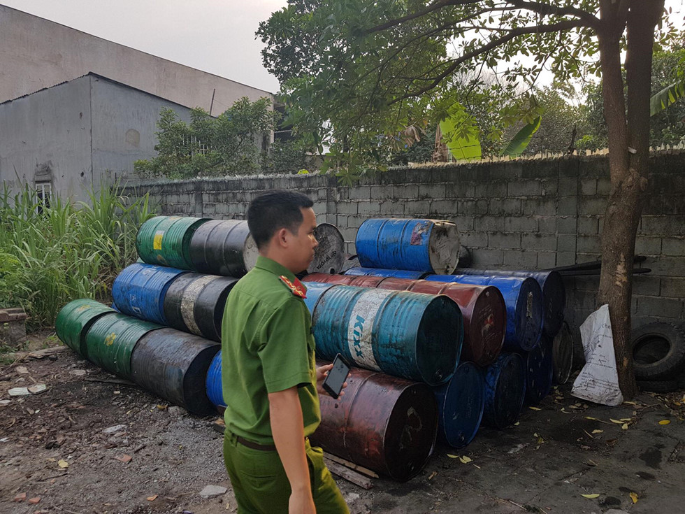 TP.HCM: Bắt quả tang xe &ocirc; t&ocirc; tải chở 1,8 tấn dầu nhớt thải nguy hiểm