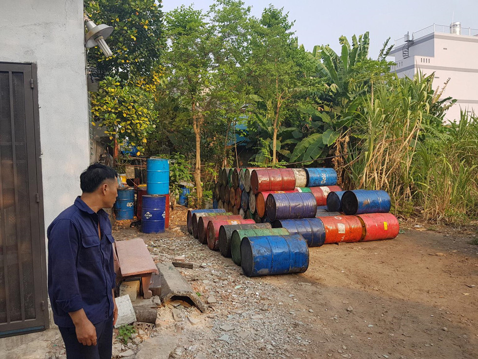 TP.HCM: Bắt quả tang xe &ocirc; t&ocirc; tải chở 1,8 tấn dầu nhớt thải nguy hiểm